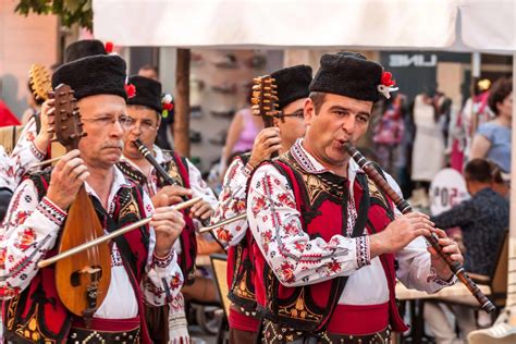 Brådjupet: En Melodi som Flyger Med Världsmusikens Snabba Toner och Rörs av Traditionella Folksånger